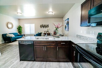 Arcadia Townhomes in Roy, UT - Foto de edificio - Building Photo