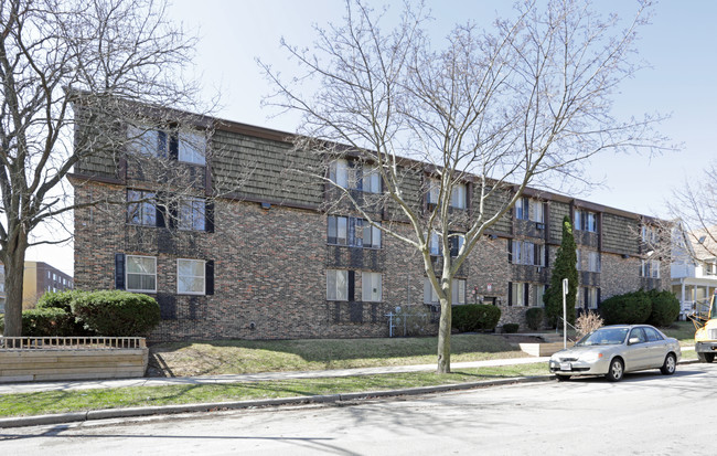 Juneau Gardens in Milwaukee, WI - Foto de edificio - Building Photo