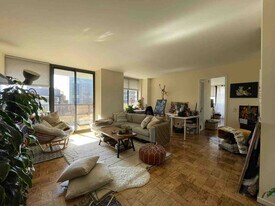 330 E 38th St in New York, NY - Building Photo
