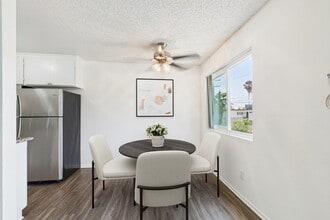 Gilmore  Apartments Van Nuys in Van Nuys, CA - Foto de edificio - Building Photo