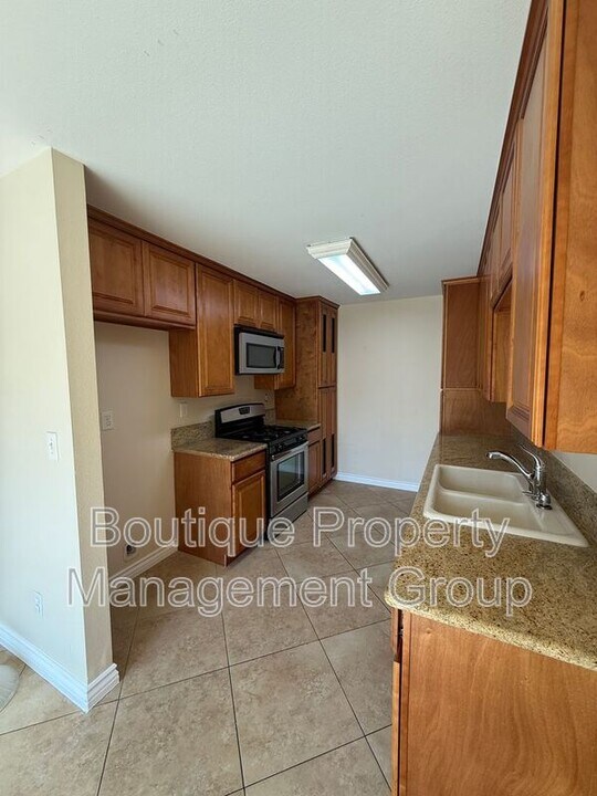1126 S Clifpark Cir in Anaheim, CA - Foto de edificio