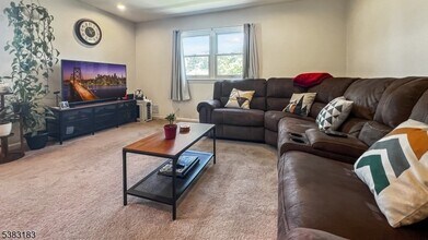 106 6th Ave, Unit 2 in Hawthorne, NJ - Foto de edificio - Building Photo