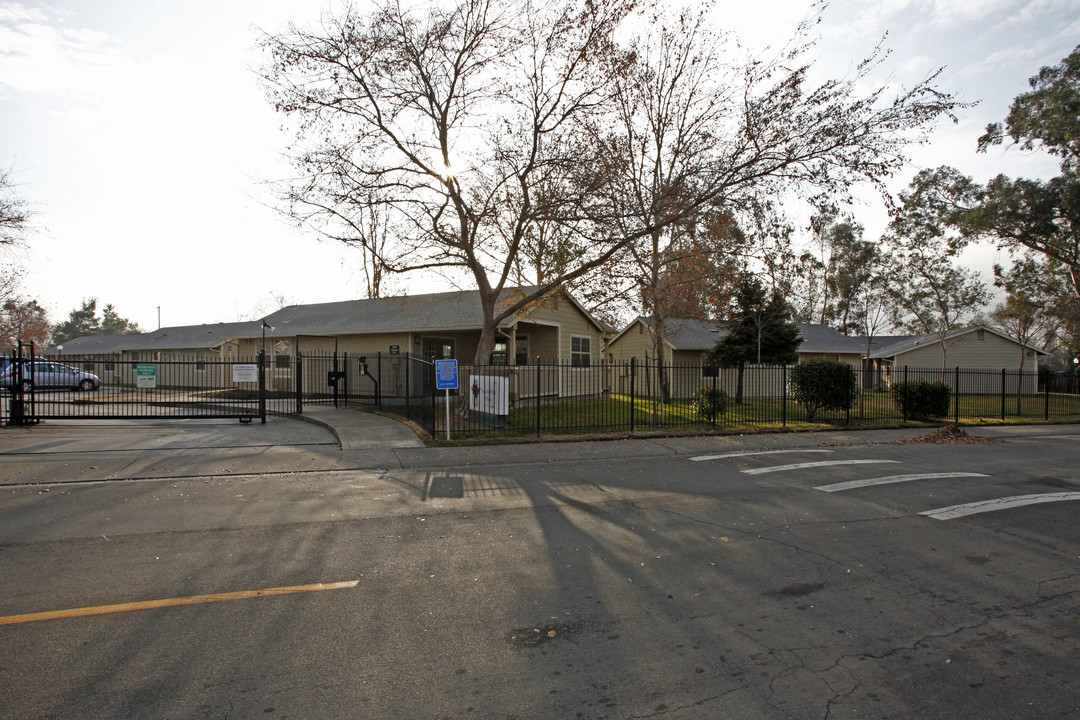 Summerfield Plaza in Sacramento, CA - Building Photo