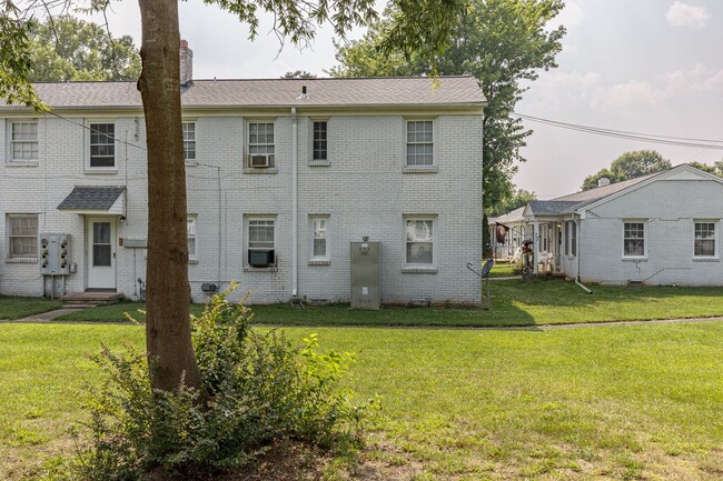 1600 W Front St in Burlington, NC - Building Photo - Building Photo