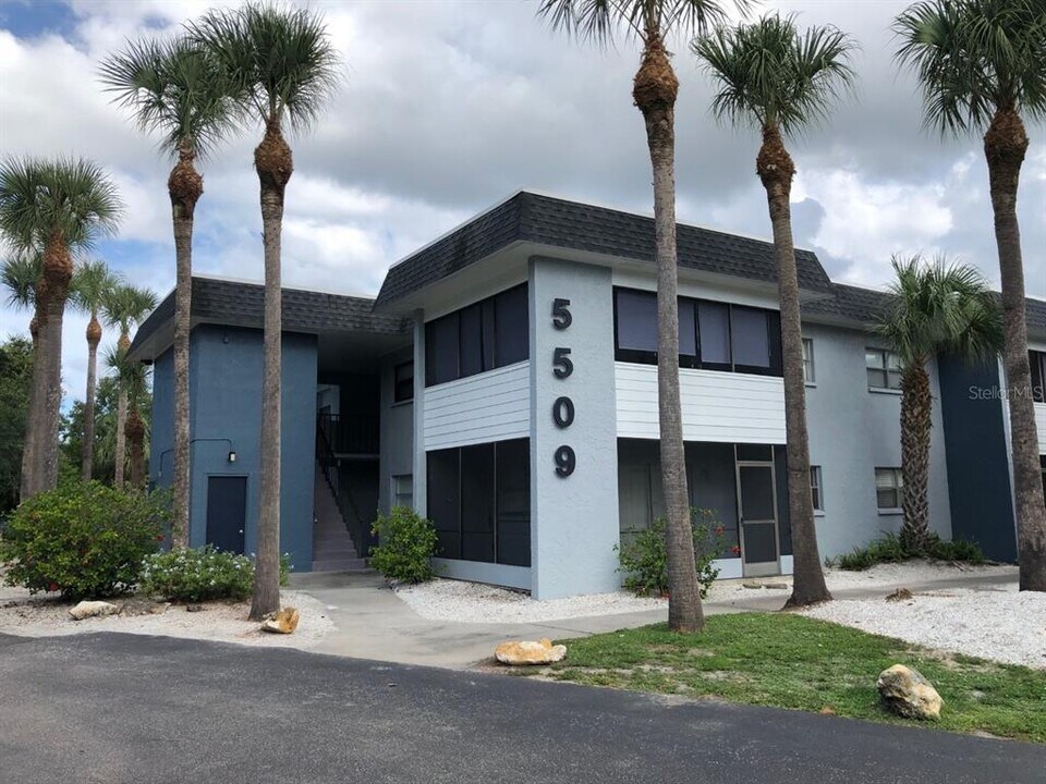 5509 Fountain Lake Cir in Bradenton, FL - Building Photo