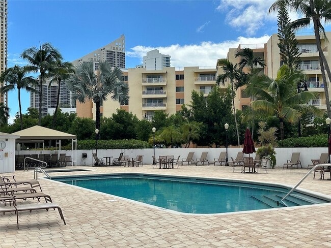 17801 N Bay Rd, Unit 212 in Sunny Isles Beach, FL - Building Photo - Building Photo