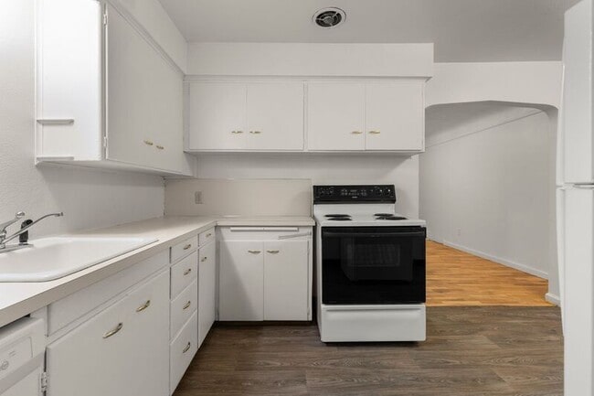 6614 E Burnside St in Portland, OR - Building Photo - Building Photo