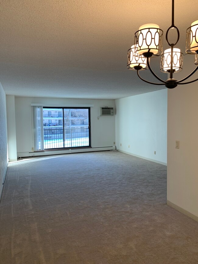 10531 Cedar Lake Rd, Unit 312 in Hopkins, MN - Foto de edificio - Building Photo