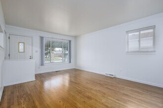 8261 Gerald Ave in Warren, MI - Building Photo - Building Photo