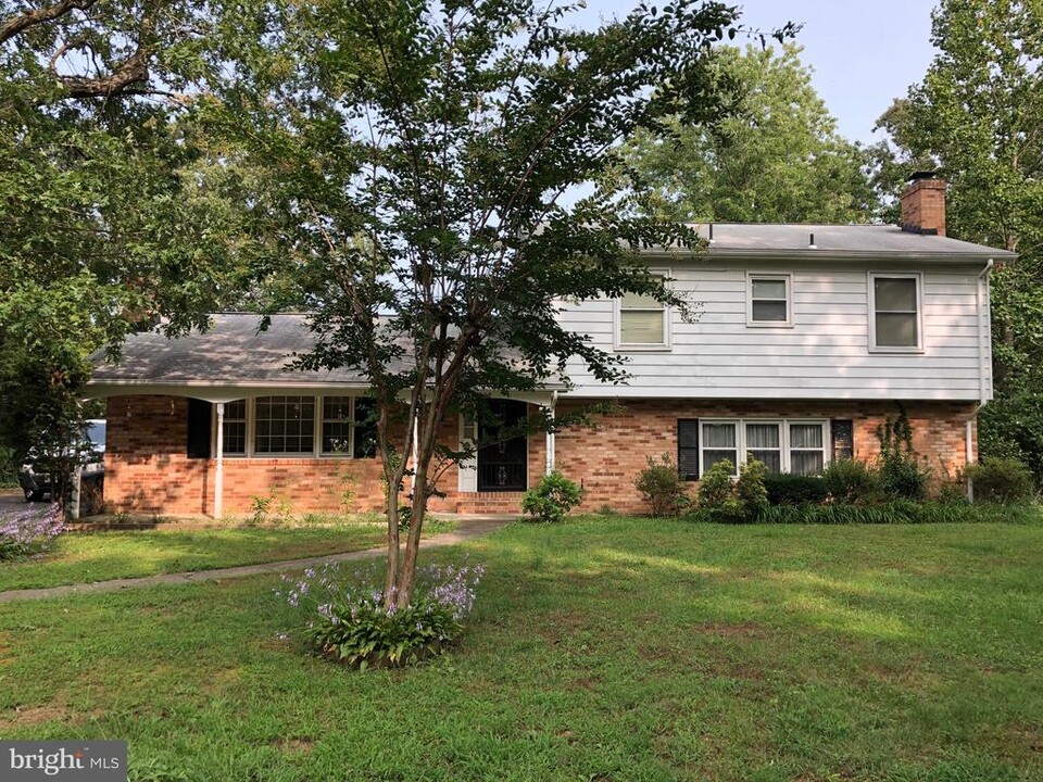 6825 Ridgeway Dr in Springfield, VA - Building Photo