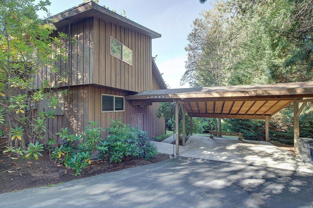 10223 112th Ave NE in Kirkland, WA - Building Photo