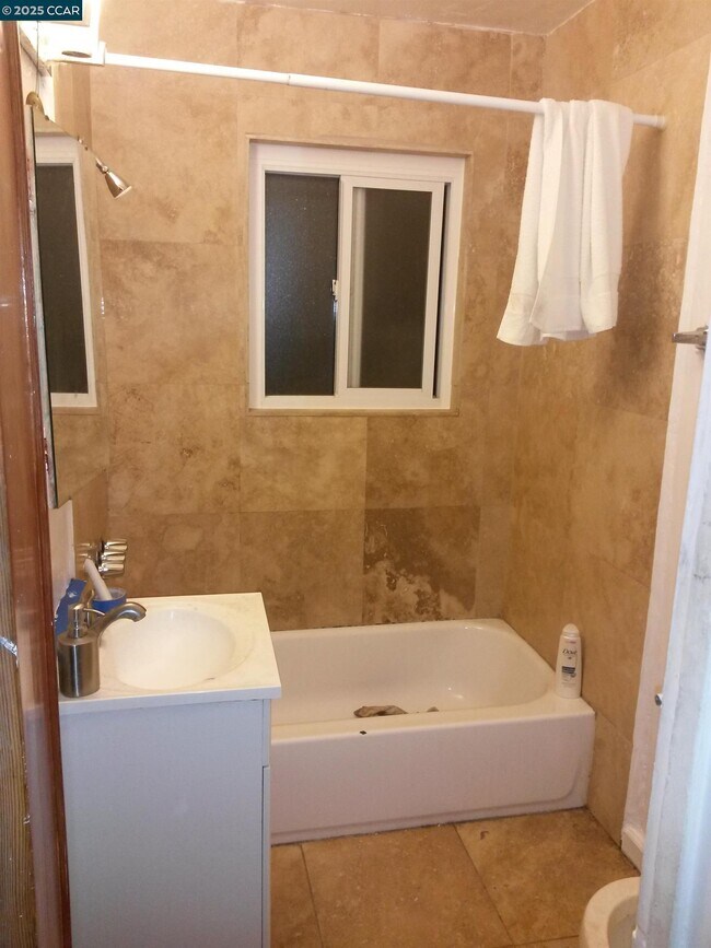 2682 74th Ave in Oakland, CA - Building Photo - Building Photo