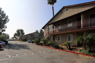 Oakdale Village in El Cajon, CA - Foto de edificio - Building Photo