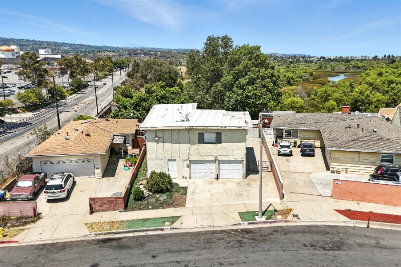 1467 N Campus Ave in Wilmington, CA - Building Photo