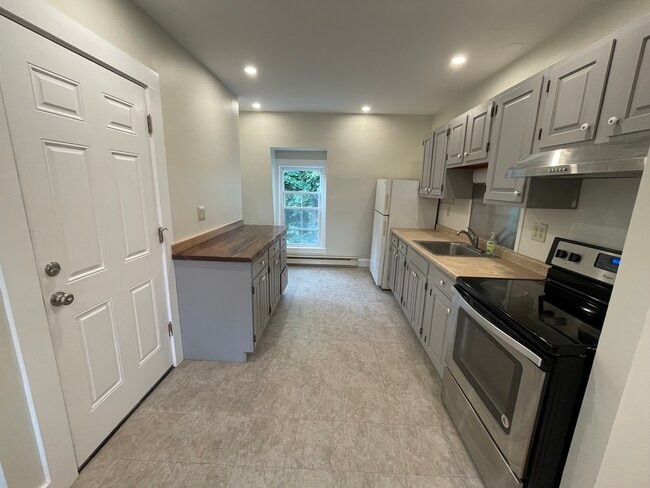 12 Mount Vernon St, Unit C in Dover, NH - Building Photo - Building Photo