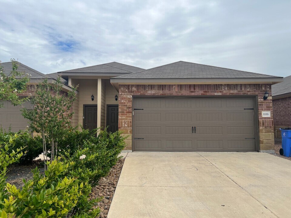1118 Renee Way in Seguin, TX - Building Photo
