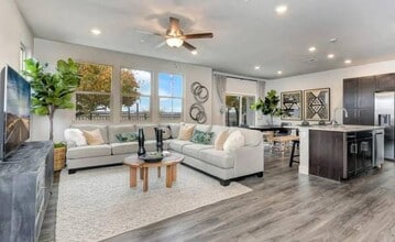 5301 E Commerce Way, Unit Unit 23103 in Sacramento, CA - Building Photo - Building Photo