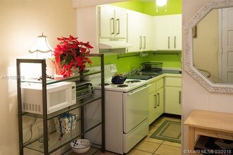 325 Fernwood Rd-Unit -9 in Key Biscayne, FL - Building Photo - Building Photo