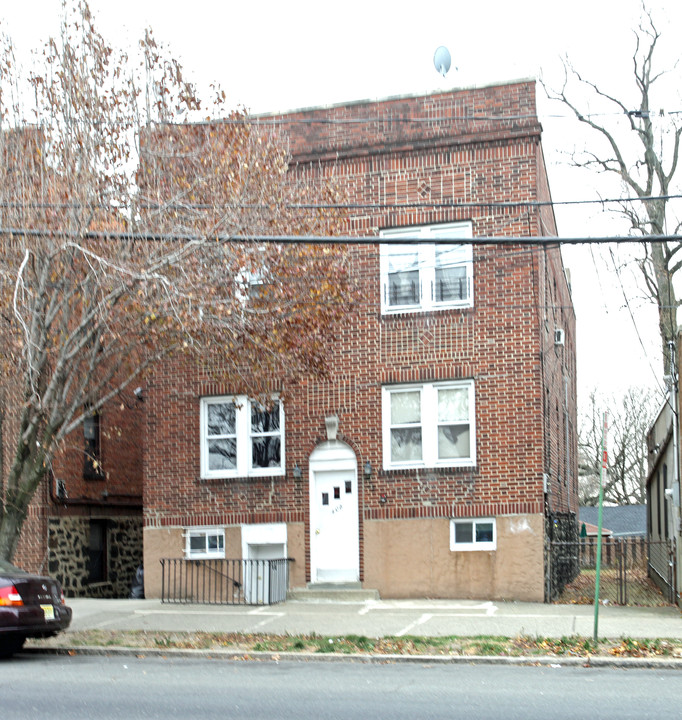 408 Anderson Ave in Cliffside Park, NJ - Building Photo