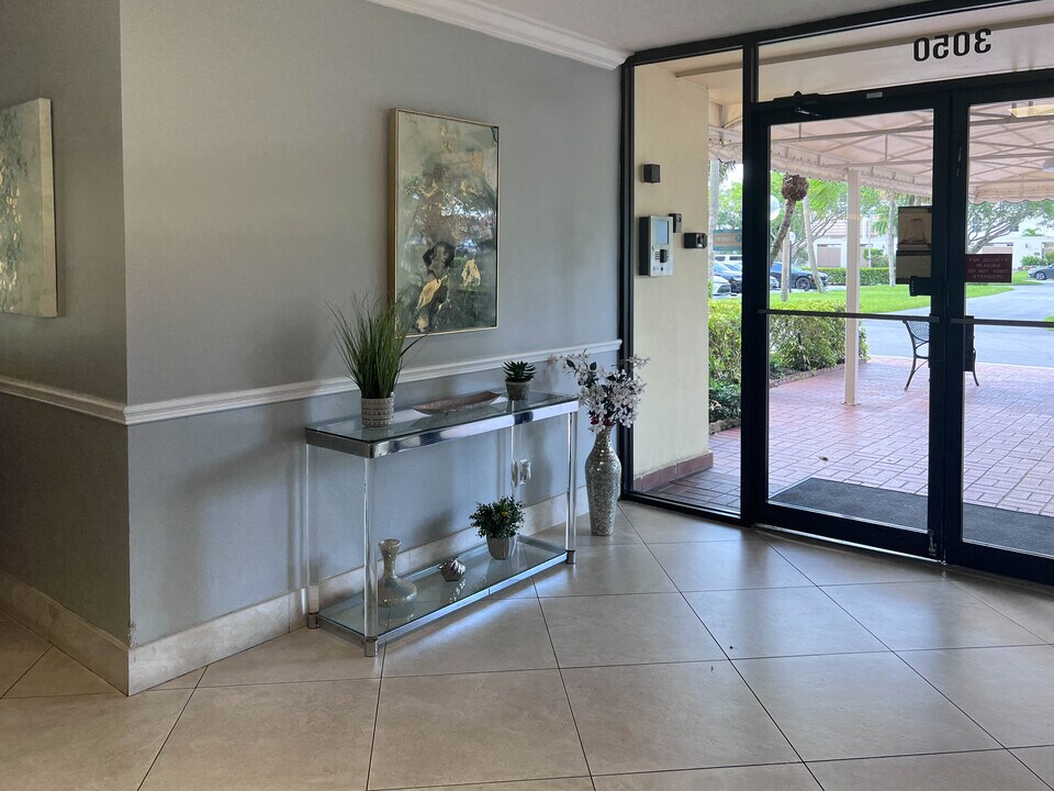 3150 N Palm Aire Dr, Unit Big 2-2 Apartment in Pompano Beach, FL - Foto de edificio