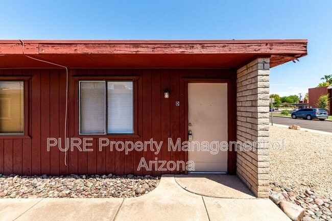 property at 810 W 2nd St