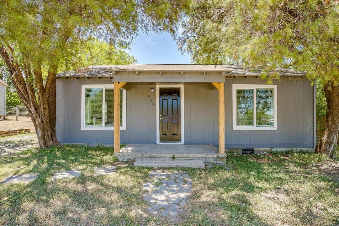 810 Meadow Park Dr in White Settlement, TX - Building Photo