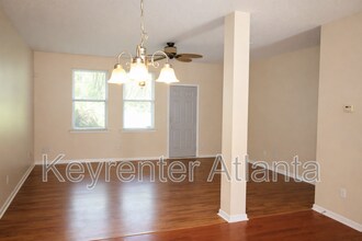 1402 Bayrose Cir in East Point, GA - Foto de edificio - Building Photo
