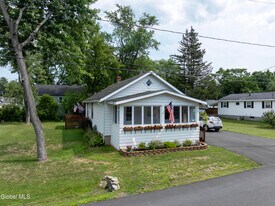33 Clinton St in Rensselaer, NY - Building Photo