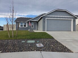 600 Van Wy in Grandview, WA - Building Photo