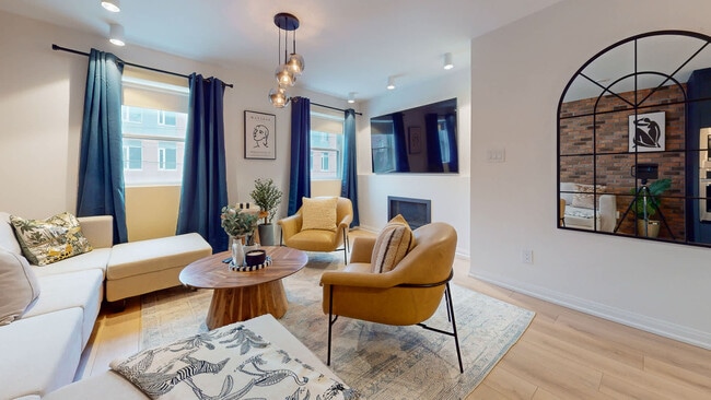 1008 Queen St E in Toronto, ON - Building Photo - Building Photo