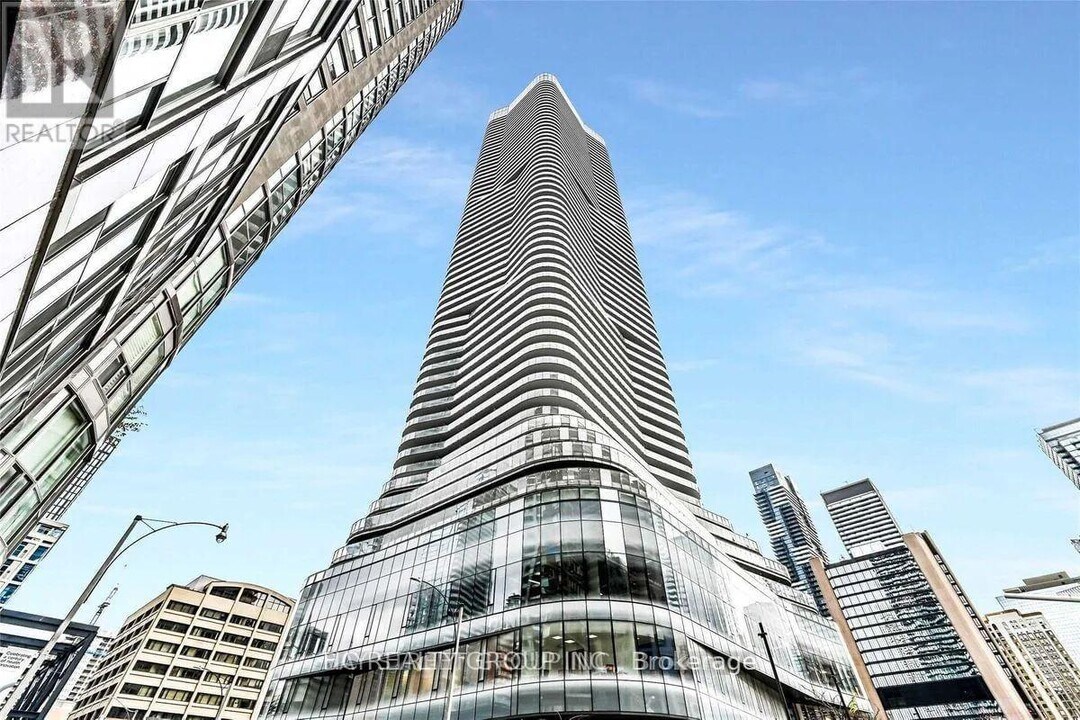 11 Wellesley St W in Toronto, ON - Building Photo