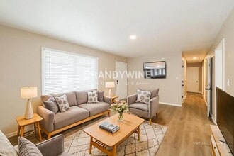 941 NE Bristol Dr, Unit 1 in Lee's Summit, MO - Foto de edificio - Building Photo