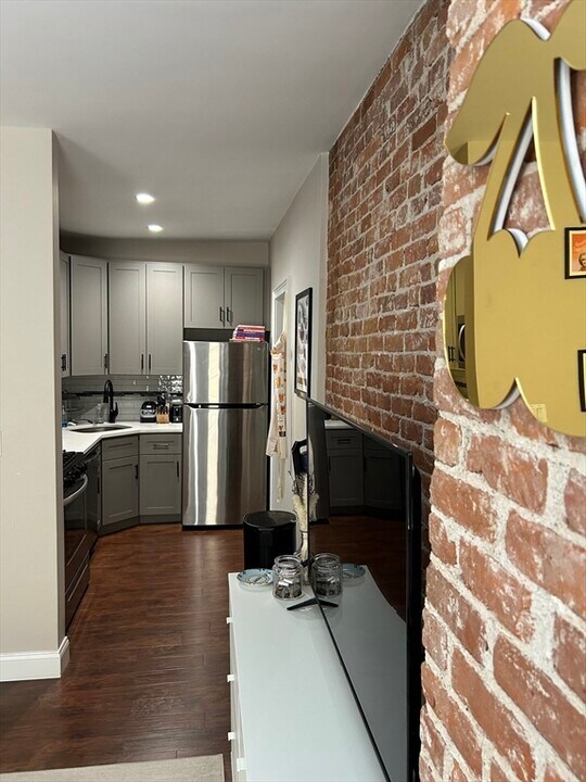 274 E 8th St, Unit #3 in Boston, MA - Building Photo