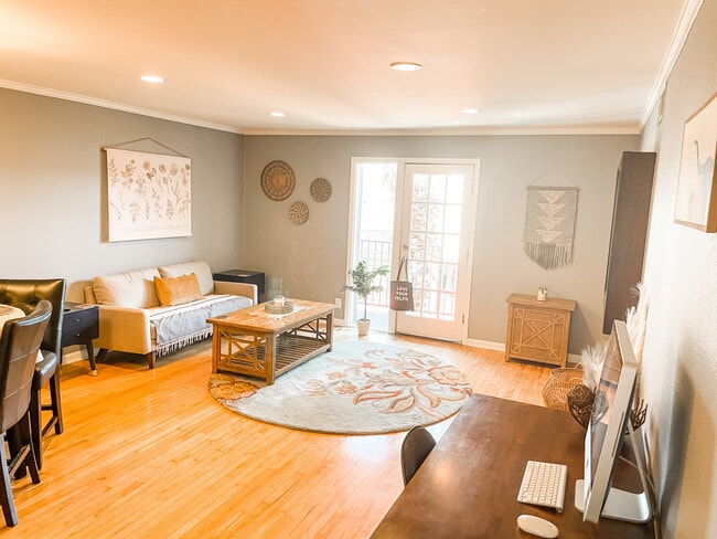 Room in Condo on E Hill Dr in Austin, TX - Building Photo - Building Photo