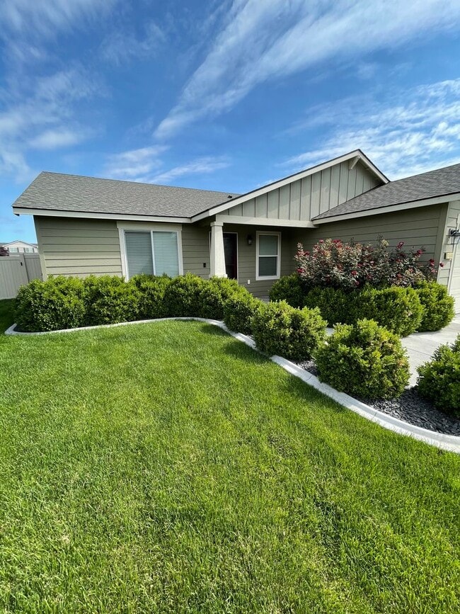 1598 W 44th Pl in Kennewick, WA - Building Photo - Building Photo