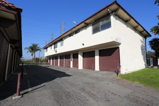 121 E Trenton Ave in Orange, CA - Foto de edificio - Building Photo