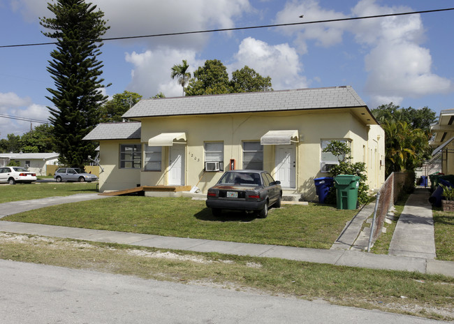 1203 NE 109th St in Miami, FL - Building Photo - Building Photo