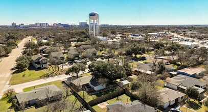 214 Helena St, Unit SI ID1071607P in Bryan, TX - Foto de edificio - Building Photo