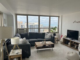 3950 N Lake Shore Dr, Unit 2011 in Chicago, IL - Building Photo