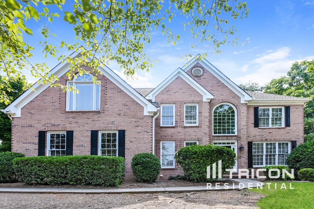 5005 Wiltshire Ln in Suwanee, GA - Building Photo
