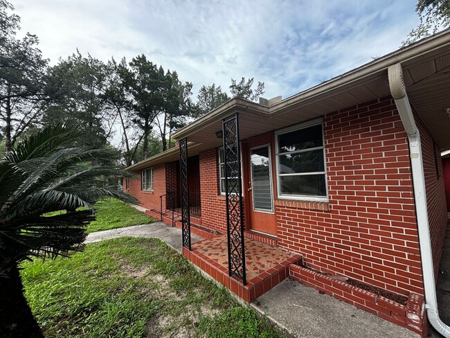 5905 SE Magnolia Rd in Belleview, FL - Foto de edificio - Building Photo