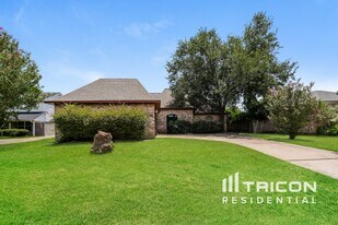 7411 Las Brisas Dr in Houston, TX - Building Photo