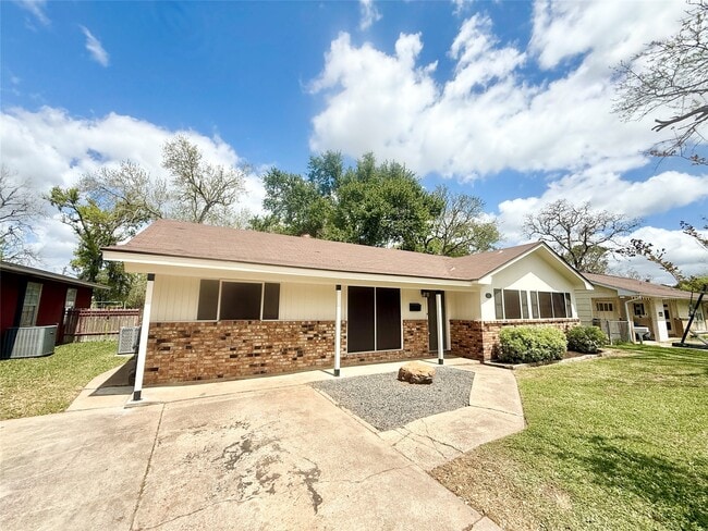 523 Wisteria St in Lake Jackson, TX - Building Photo - Building Photo