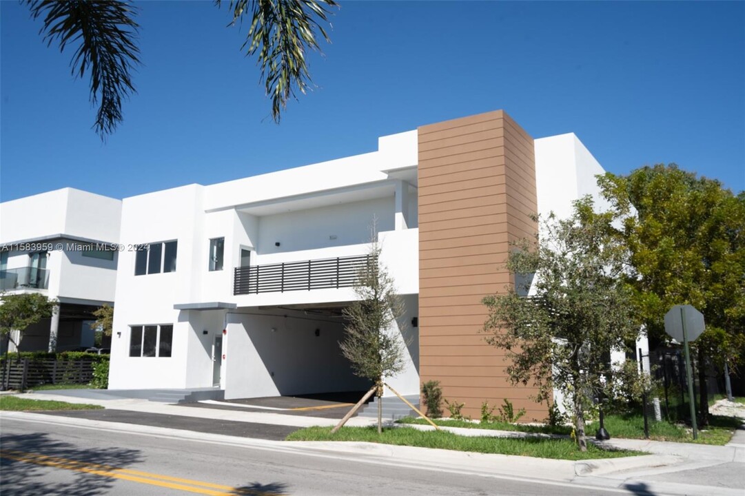 500 Foster Rd, Unit B in Hallandale Beach, FL - Building Photo