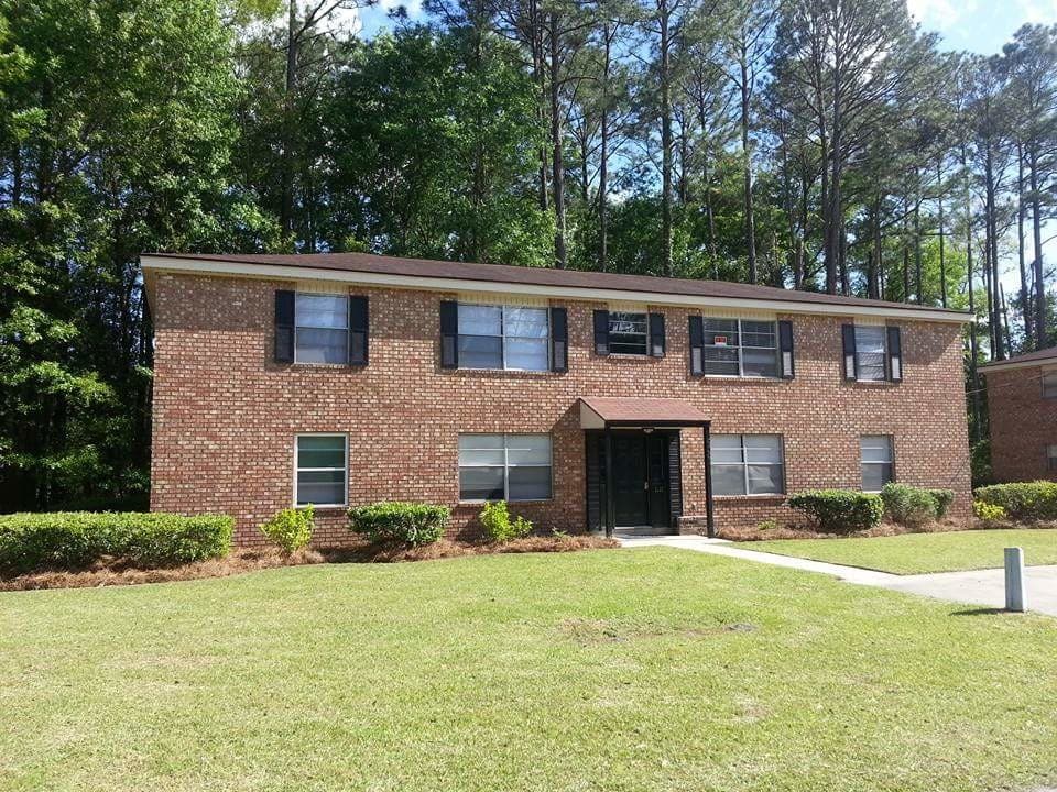 906 W Pine St in Hinesville, GA - Foto de edificio