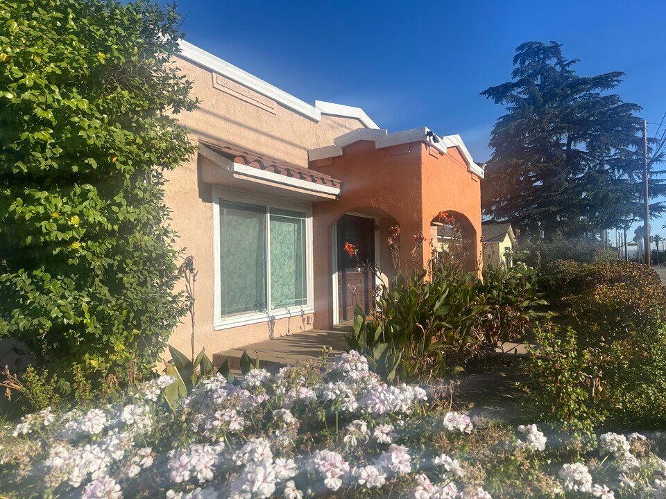 1538 S Towne Ave in Pomona, CA - Foto de edificio