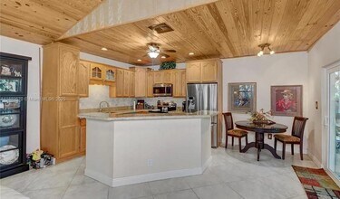 2014 SE Mantua St in Port St. Lucie, FL - Foto de edificio - Building Photo