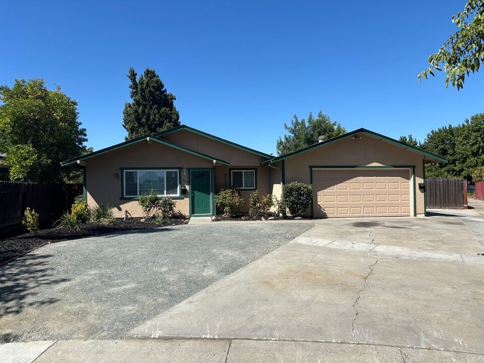 328 Collette Ct in Brentwood, CA - Building Photo