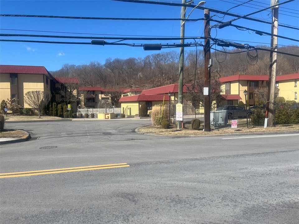 15 Granada Crescent in White Plains, NY - Building Photo