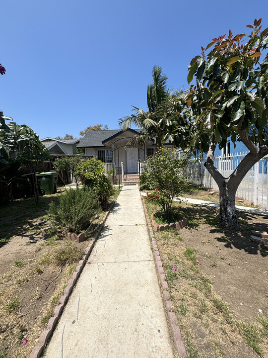 3403 Montclair St in Los Angeles, CA - Building Photo